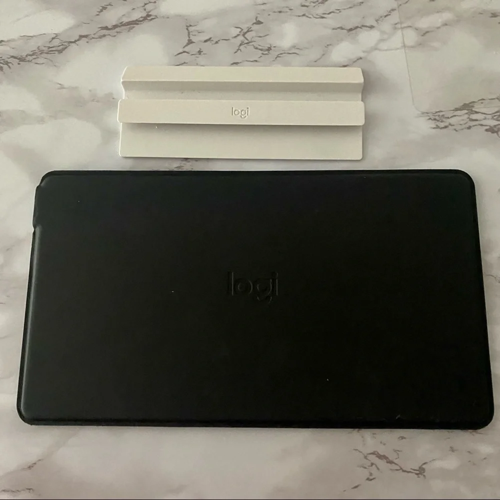 Logitech Keys-To-Go Keyboard for iPhone, iPad, & Apple TV Design - Black